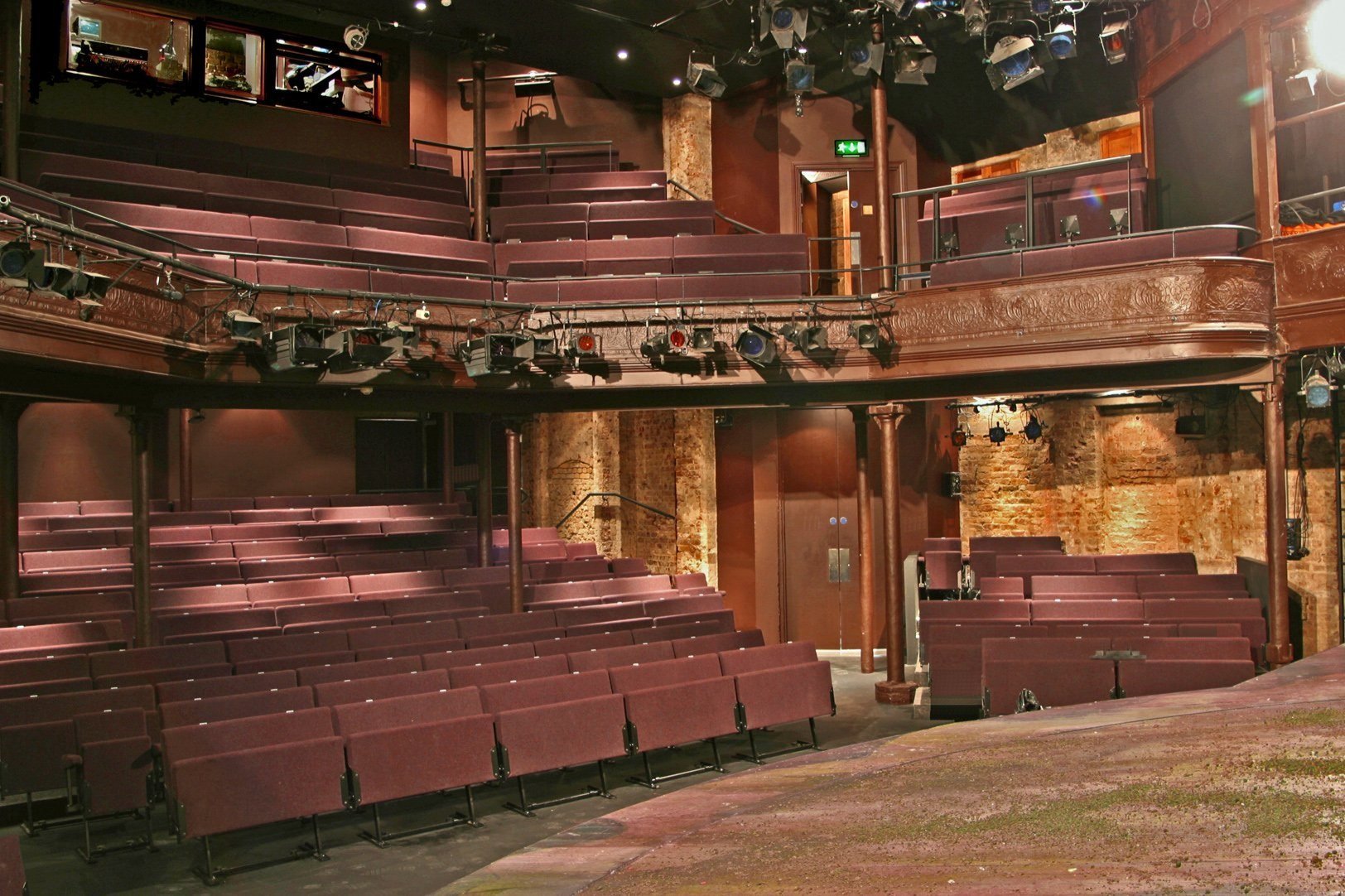 🎭 알메이다 극장 (알메이다 시어터)